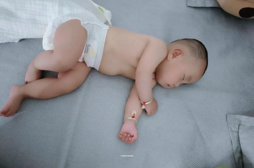 东至宝宝拍嗝的正确方法